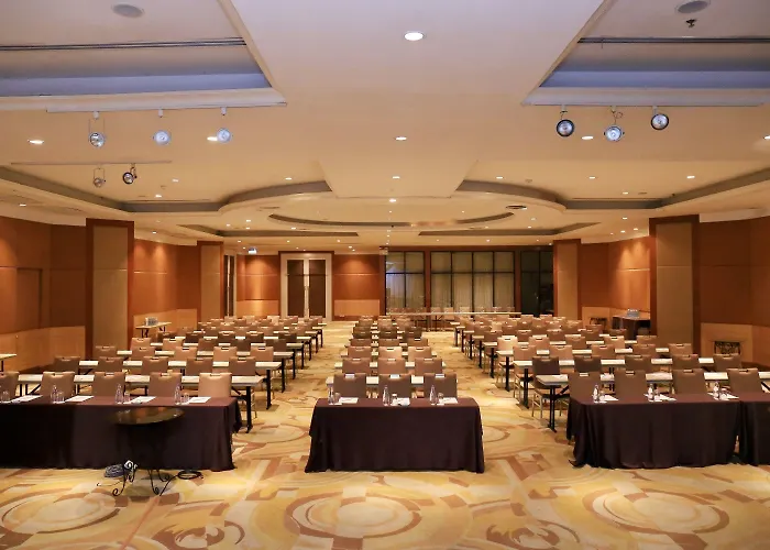 Miracle Grand Convention Hotel 4*